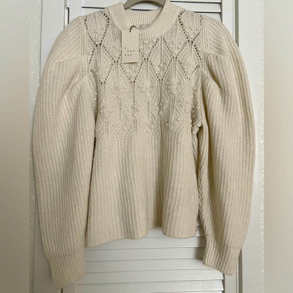 New Women’s Cream Puff Sleeve Sweater Size Large